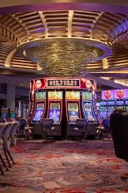 mpo1221 gacor Free Bet Blackjack table with players and live dealer